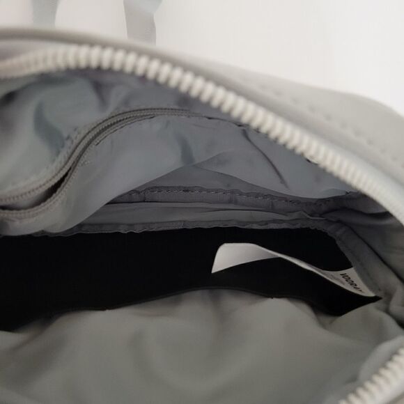 " VOORAY" Adjustable strap mini purse Lt gray Pre-owned - Picture 4 of 6